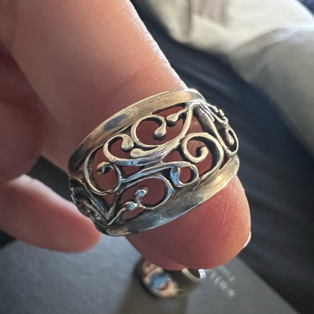 Elegant Silver Swirl Ring